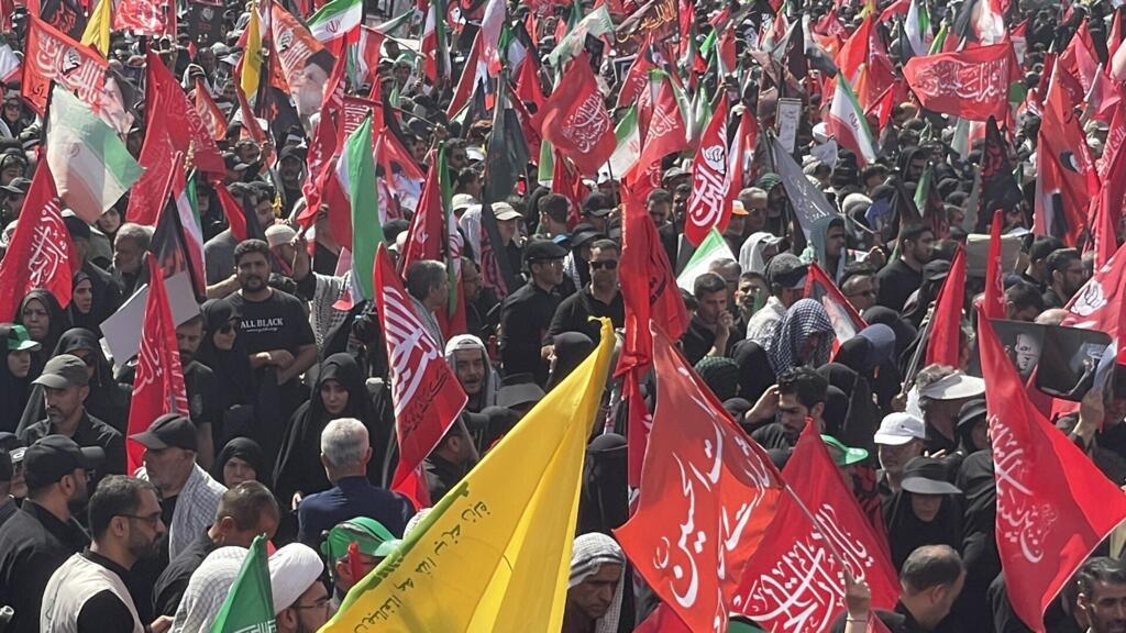 بدموع المشيعين وهتافاتهم… إيران تكتب الفصل الأخير من حقبة علي خامنئي
