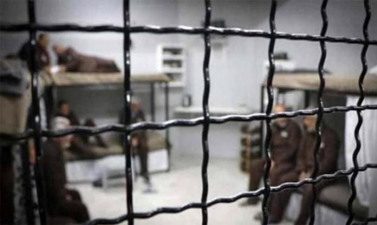 مركز حقوقي: 25 أسيرًا فلسطينيًا أمضوا أكثر من ربع قرن في سجون الاحتلال