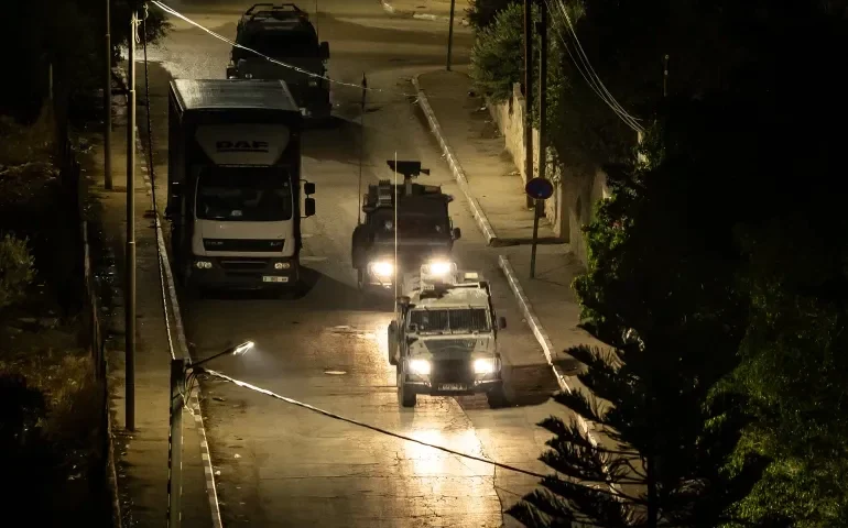 شهيد في القدس وإصابات واعتقالات وإغلاق طرق بالضفة