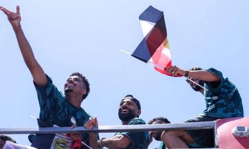 استقبال جماهيري حاشد للمنتخب.. ووعد من صلاح للمصريين”