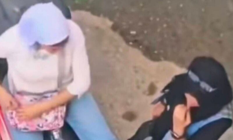فيديو صادم في مصر.. ضبط فتاتين تتعاطيان المخدرات علناً في الشارع