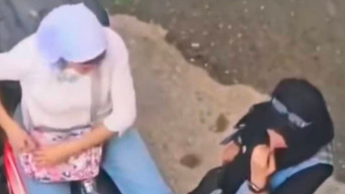 فيديو صادم في مصر.. ضبط فتاتين تتعاطيان المخدرات علناً في الشارع