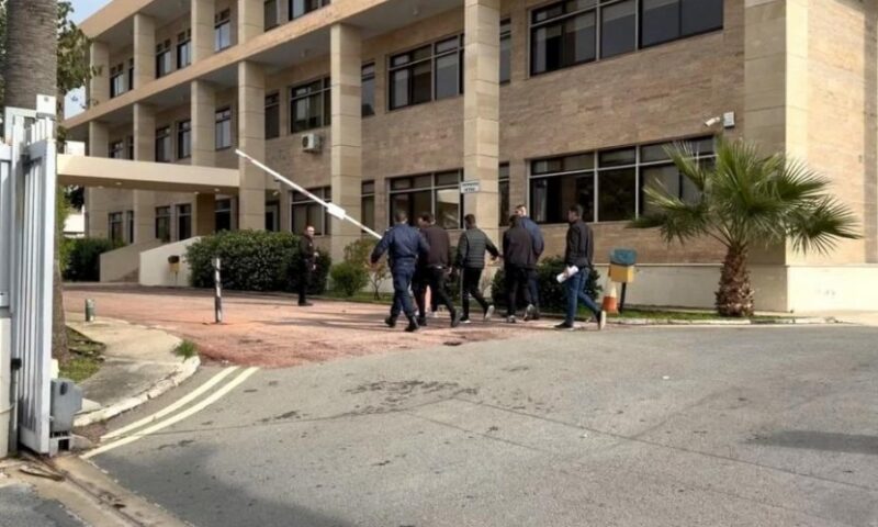 مخاوف من تسليمه للاحتلال.. إندونيسيا تعتقل ناشطا فلسطينيا وترحله إلى قبرص