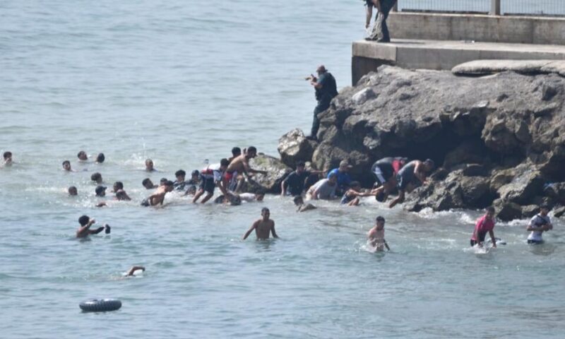 أكثر من 1500 مهاجر يصلون إلى سبتة من المغرب وسط تحذيرات من أزمة إنسانية