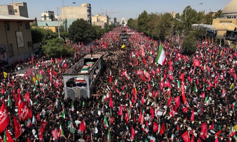 إيران.. نعش خامنئي يصل إلى قم بعد وداع حاشد في شوارع طهران