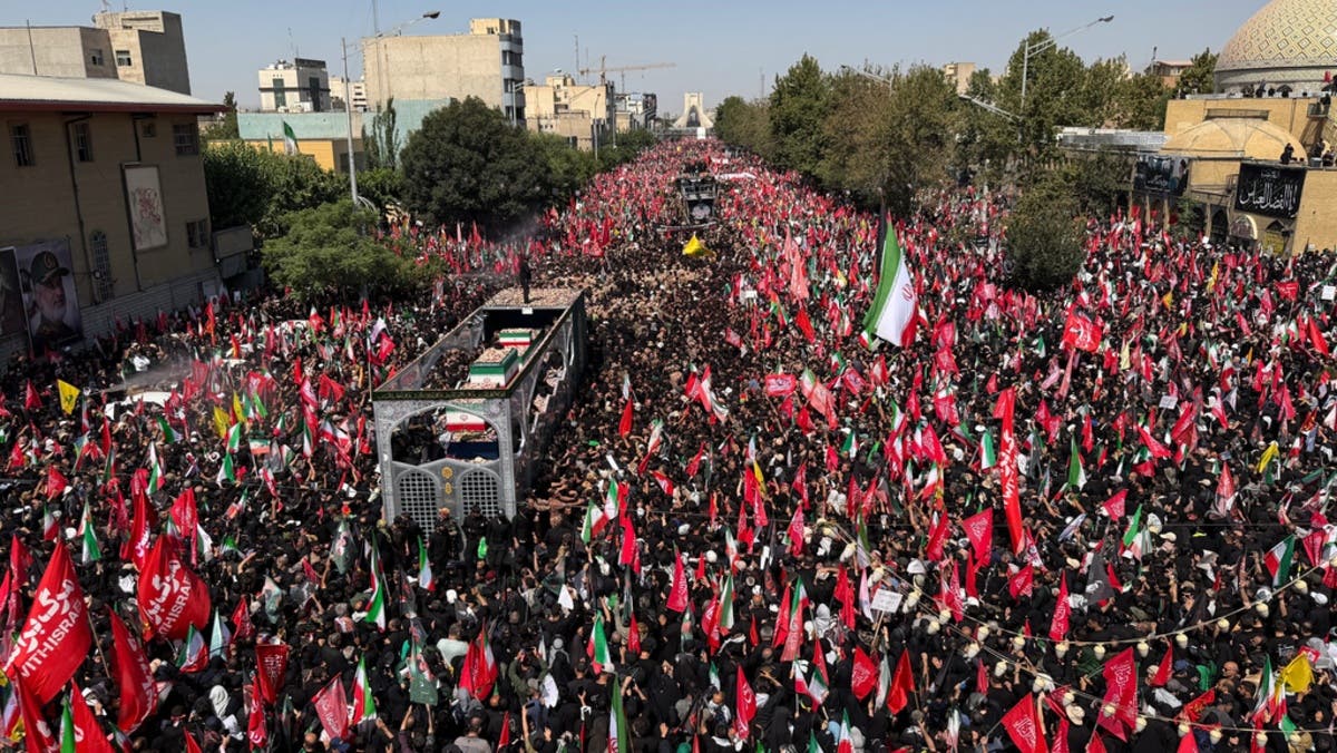 إيران.. نعش خامنئي يصل إلى قم بعد وداع حاشد في شوارع طهران