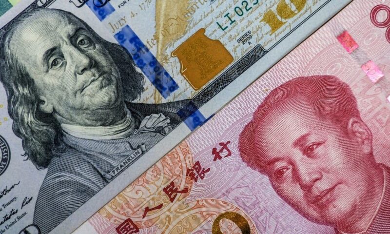 تراجع الدولار أمام اليوان الصيني في تعاملات اليوم