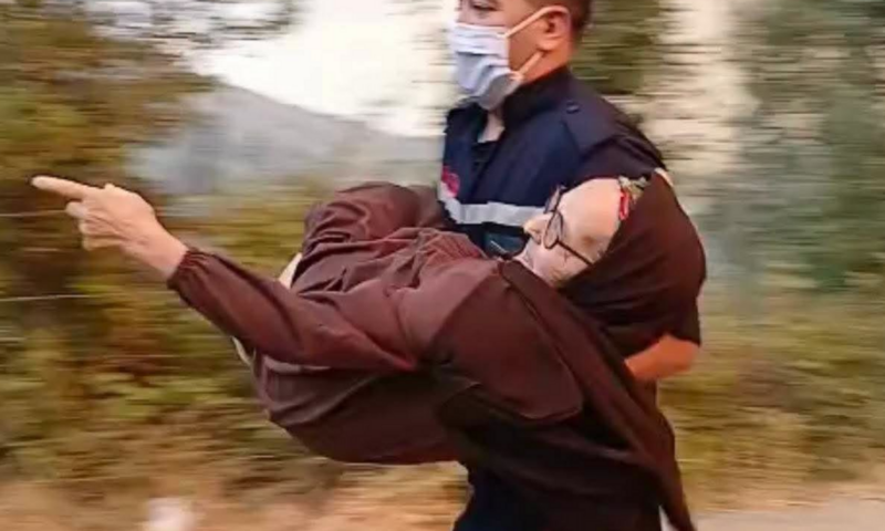 شاب يحمل مسنّة على ظهره لإنقاذها من النيران.. بطولات الجزائريين تلهب التواصل