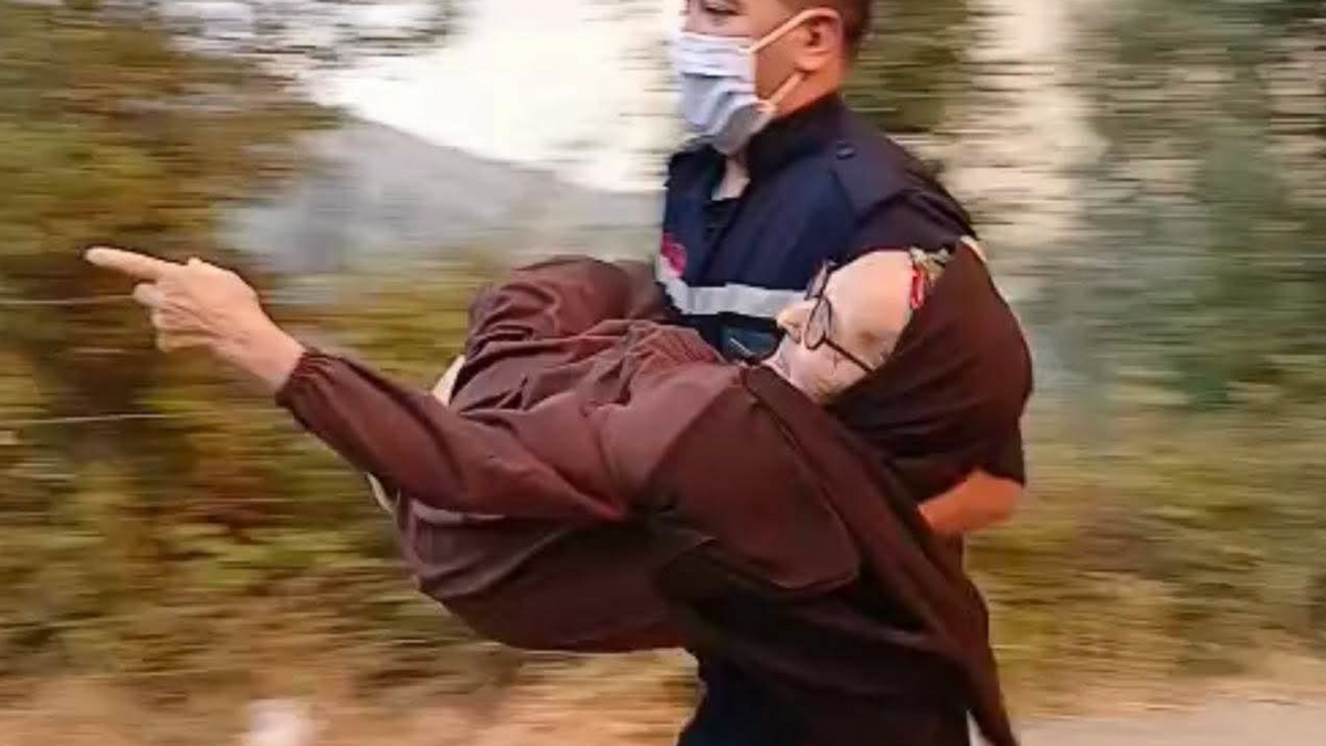 شاب يحمل مسنّة على ظهره لإنقاذها من النيران.. بطولات الجزائريين تلهب التواصل