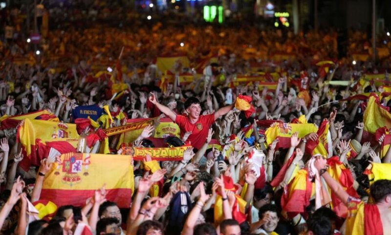 إسبانيا: نحو مليون شخص يستقبلون بمدريد أبطال لاروخا العائدين بلقب كأس العالم