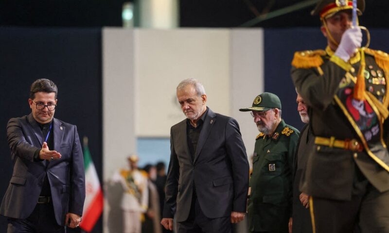 كواليس تتكشف.. استقالة بزشكيان أقنعت خامنئي بالتفاوض