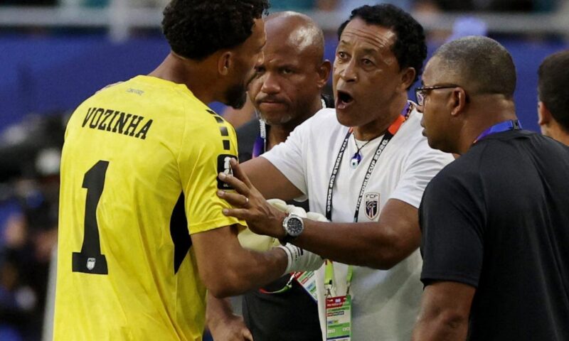 فوزينيا لن يلعب مع ناديه الجديد إلا بعد تغيير اسمه