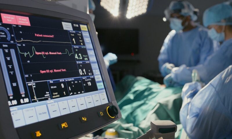 بينها لون الشعر.. 4 معلومات لا تخفها قبل العمليات الجراحية