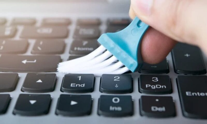 أفضل الطرق لتنظيف لوحة مفاتيح اللابتوب