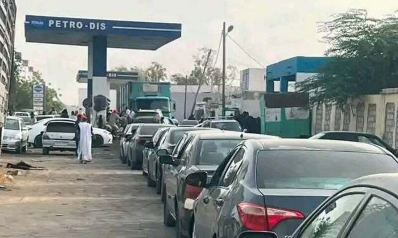 أزمة وقود تربك موريتانيا.. طوابير أمام المحطات والحكومة تطمئن