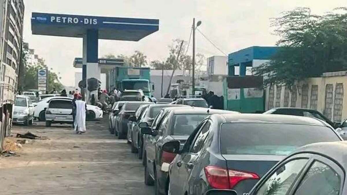 أزمة وقود تربك موريتانيا.. طوابير أمام المحطات والحكومة تطمئن