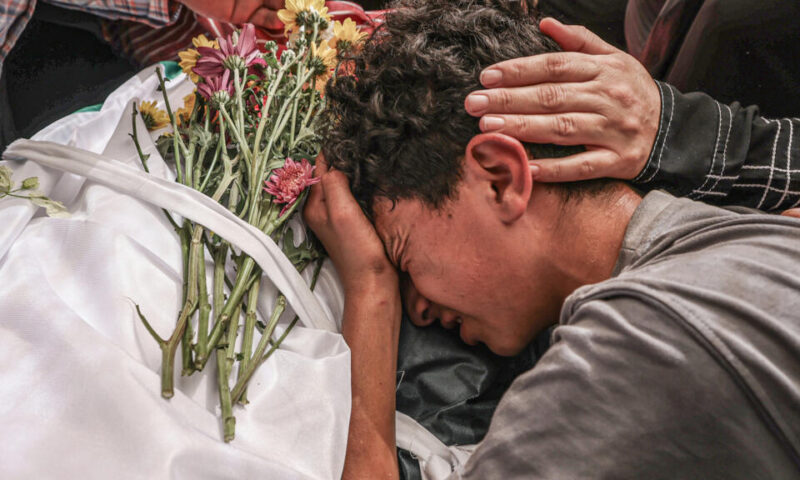 قتلى بينهم أطفال بقصف إسرائيلي على غزة ومقتل لاعب كرة قدم فلسطيني إثر هجوم مستوطنين بالضفة الغربية