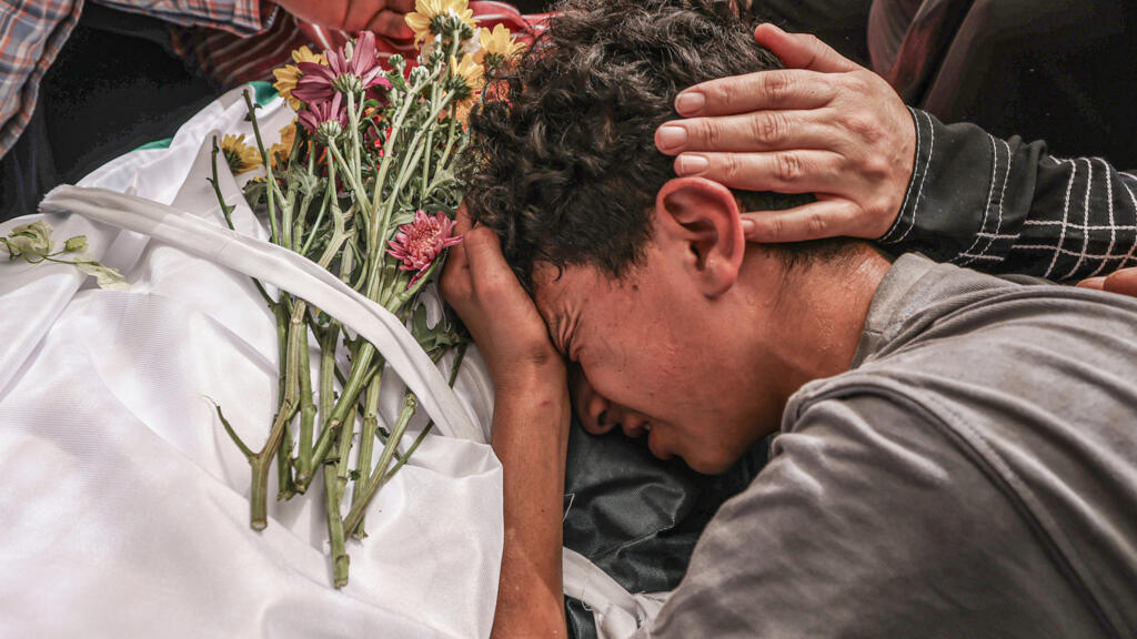 قتلى بينهم أطفال بقصف إسرائيلي على غزة ومقتل لاعب كرة قدم فلسطيني إثر هجوم مستوطنين بالضفة الغربية