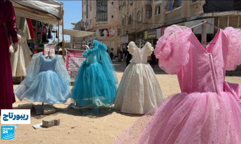 خياط غزي يصنع المعجزة.. فساتين نسجت من تحت الأنقاض تحمل رسالة إصرار وأمل