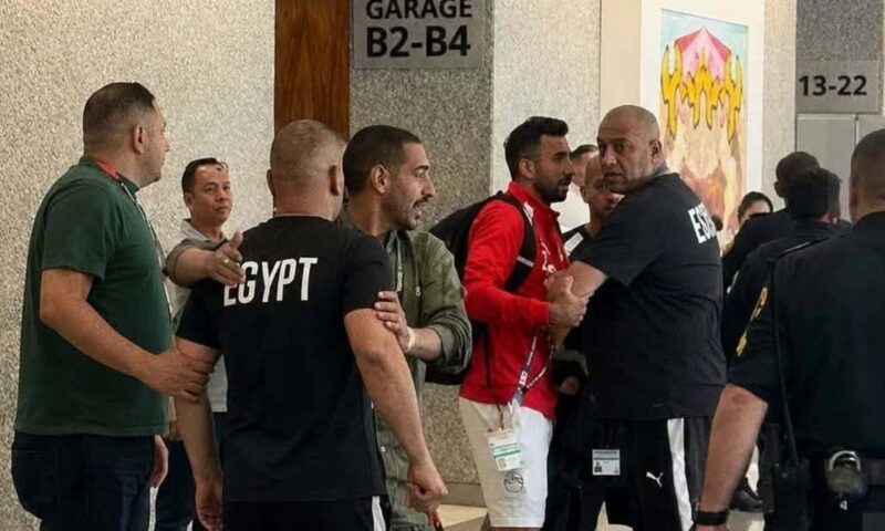 إبراهيم حسن يشتبك مع رجل أمن دفاعاً عن طفل مصري