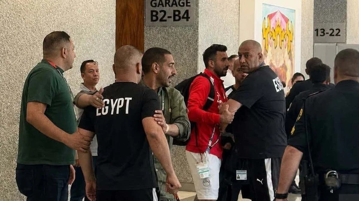 إبراهيم حسن يشتبك مع رجل أمن دفاعاً عن طفل مصري