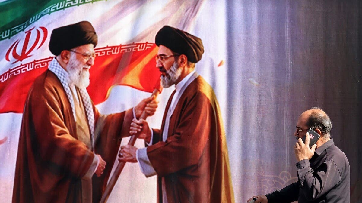 خامنئي أراد حضور دفن والده بمشهد لكنه منع.. مصادر توضح
