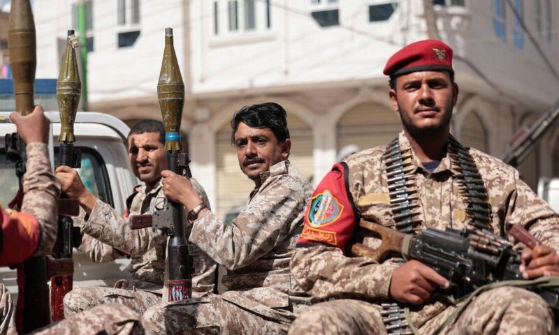 تقرير حقوقي يكشف عن أساليب الحوثيين لإخضاع القبائل