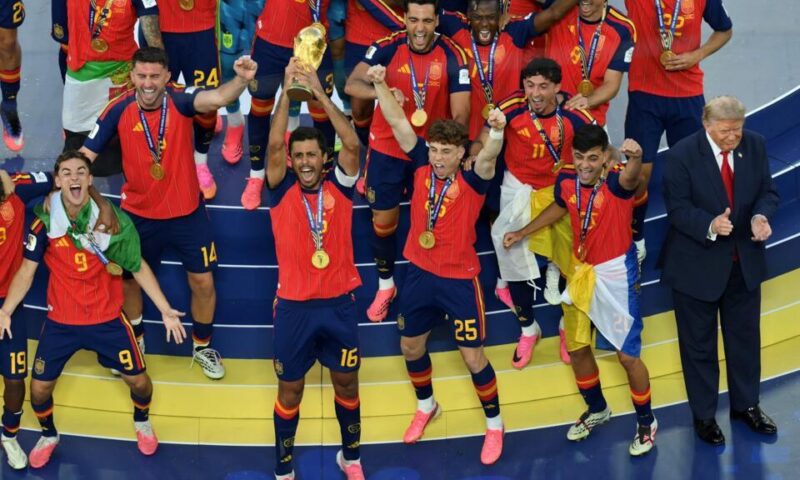 “ملوك كل العصور”… الصحافة الإسبانية تحتفي بتتويج “لا روخا” بلقب كأس العالم