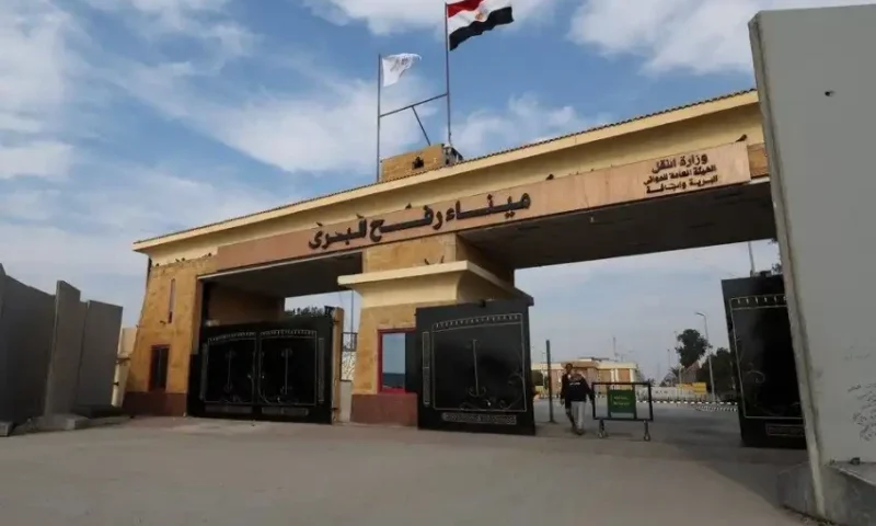 مركز حقوقي: الاحتلال يمنع فلسطينيين من العودة إلى غزة ضمن سياسة تكريس التهجير القسري