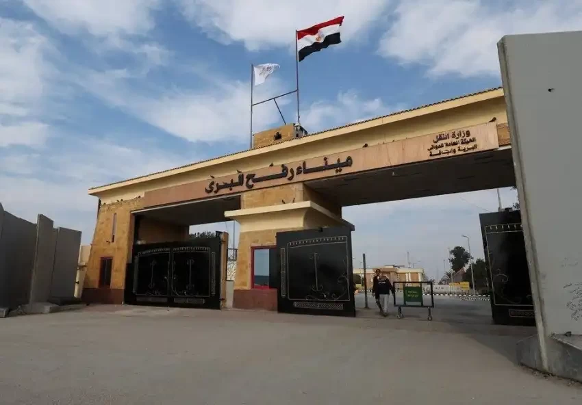 مركز حقوقي: الاحتلال يمنع فلسطينيين من العودة إلى غزة ضمن سياسة تكريس التهجير القسري