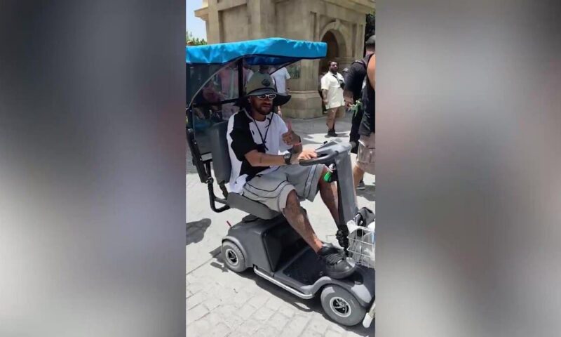 فيديو.. نيمار يتجول على “سكوتر” بعد أيام من خسارة البرازيل المؤلمة