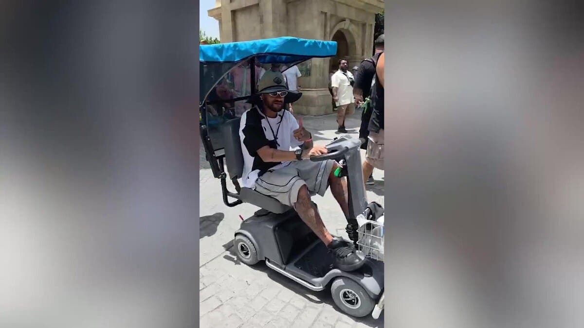 فيديو.. نيمار يتجول على “سكوتر” بعد أيام من خسارة البرازيل المؤلمة