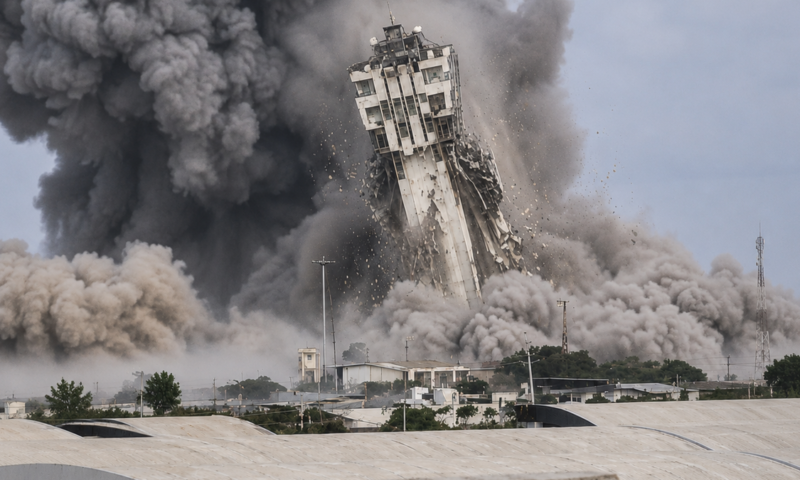 وزير الدفاع الأميركي ينشر صورة لانهيار برج في تشابهار
