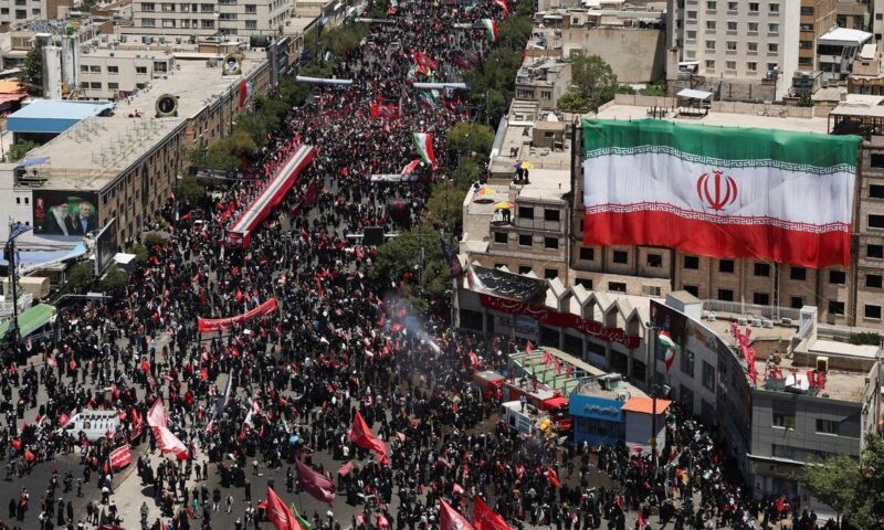 في غياب مجتبى.. جثمان علي خامنئي يوارى الثرى