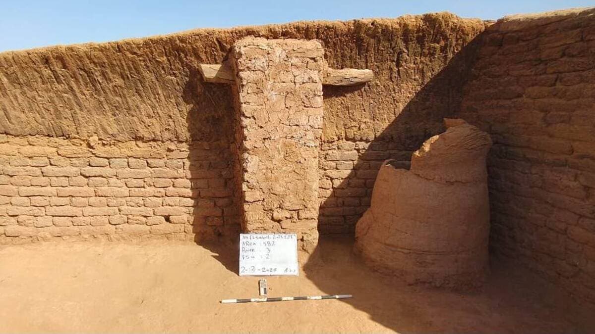 عمرها مئات السنين.. الكشف عن مدينة كاملة تحت الرمال في مصر