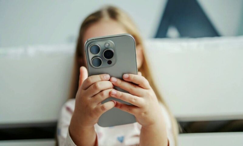 فرنسا تحظر على شركات التواصل الاجتماعي فتح أو الإبقاء على حسابات القاصرين