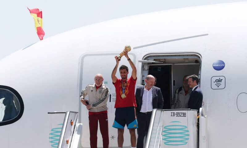 بالصور.. طائرة المنتخب الإسباني المتوج بكأس العالم تحط في مدريد