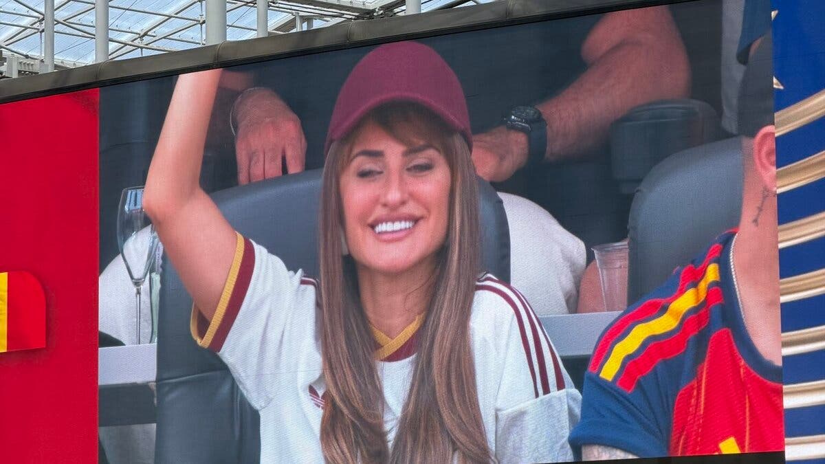 لاعب إسبانيا يصعد المدرجات لتحية بينيلوبي كروز بعد هزيمة بلجيكا