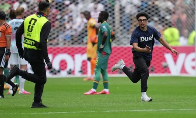 “مقلب”.. الكشف عن سبب اقتحام ملعب مباراة بلجيكا والسنغال