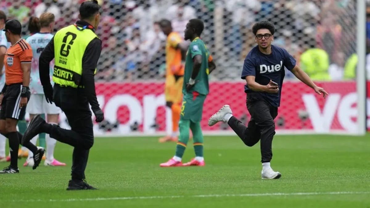 “مقلب”.. الكشف عن سبب اقتحام ملعب مباراة بلجيكا والسنغال