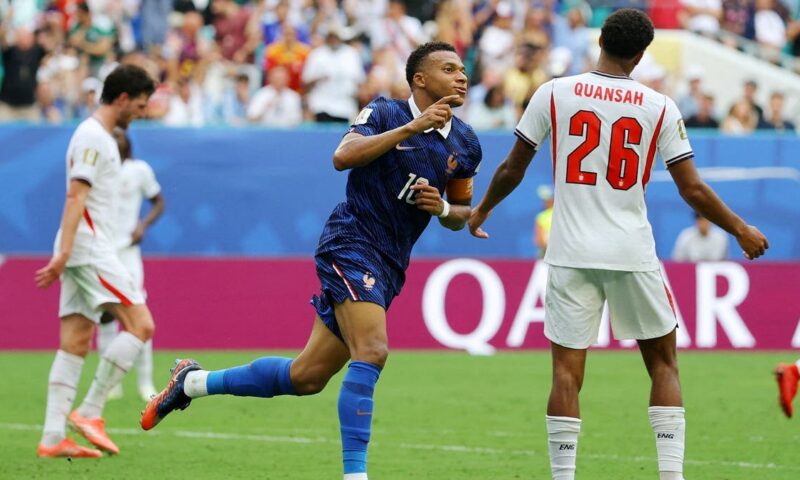 مبابي أول لاعب يفوز بالحذاء الذهبي لكأس العالم مرتين