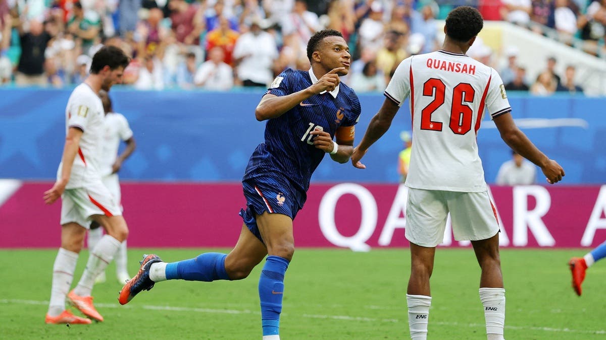 مبابي أول لاعب يفوز بالحذاء الذهبي لكأس العالم مرتين