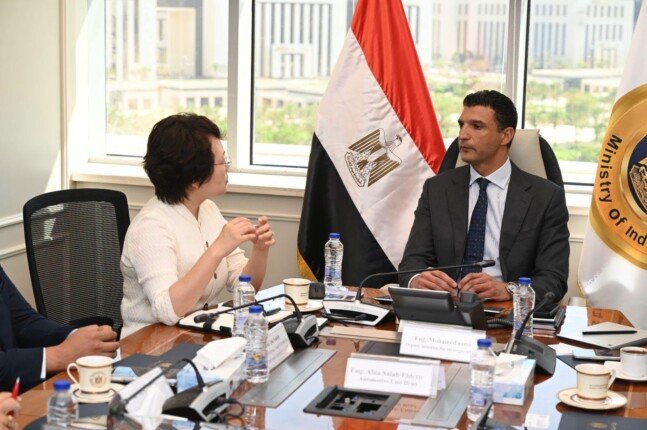 باستثمارات 20 مليون دولار.. وزير الصناعة يبحث إقامة مجمع صيني لحلول السيارات في مصر