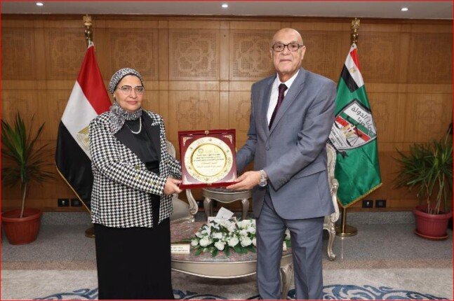 عميد حقوق العاصمة تهنئ رئيس هيئة قضايا الدولة بمنصبه الجديد
