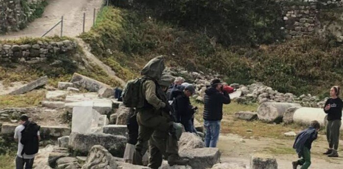 مستوطنون يقتحمون الموقع الأثري في بلدة سبسطية شمال غرب نابلس