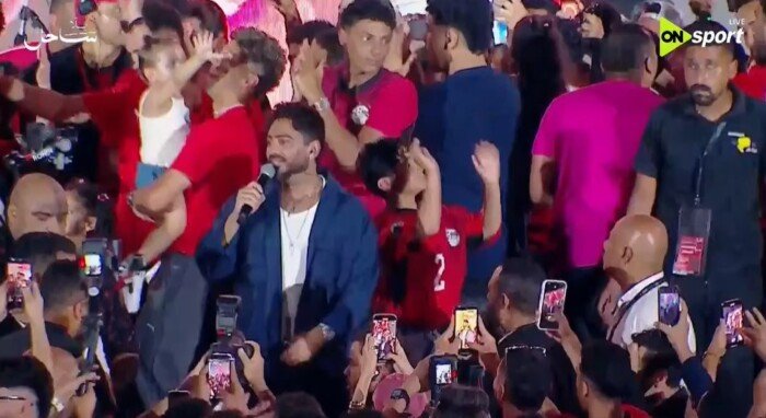 لاعبو المنتخب يتفاعلون مع أغاني تامر حسني باحتفالية «100 مليون شكرًا»