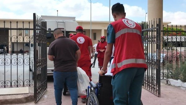 الهلال الأحمر المصري يستقبل الدفعة 60 من المرضى والمصابين الفلسطينيين