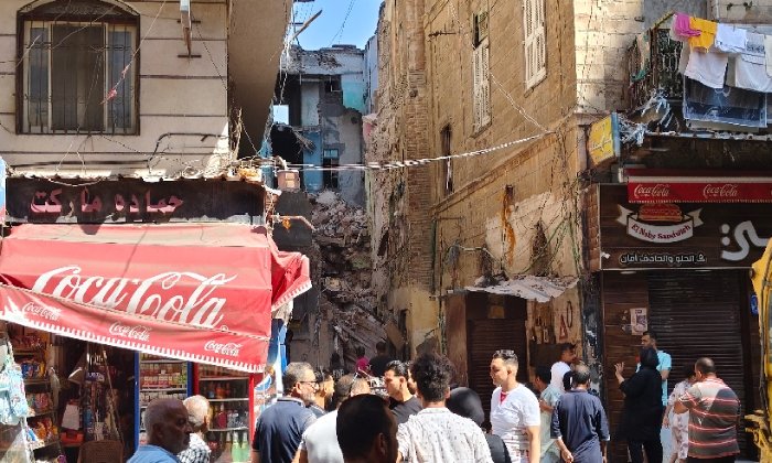 «البيت وقع علينا».. سكان العقار المنهار في بحري بالإسكندرية يروون لحظات الرعب و فقدان المأوى