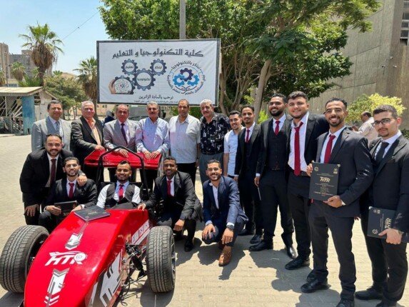 طلاب تكنولوجيا التعليم بجامعة العاصمة يصنعون أول سيارة سباق كهربائية بأيدٍ مصرية