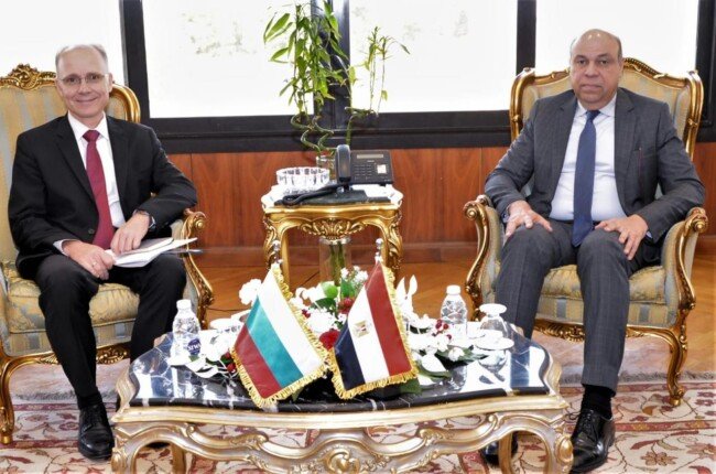 وزير الطيران المدني يستقبل سفير بلغاريا ويبحثان التعاون المشترك في مجال النقل الجوي